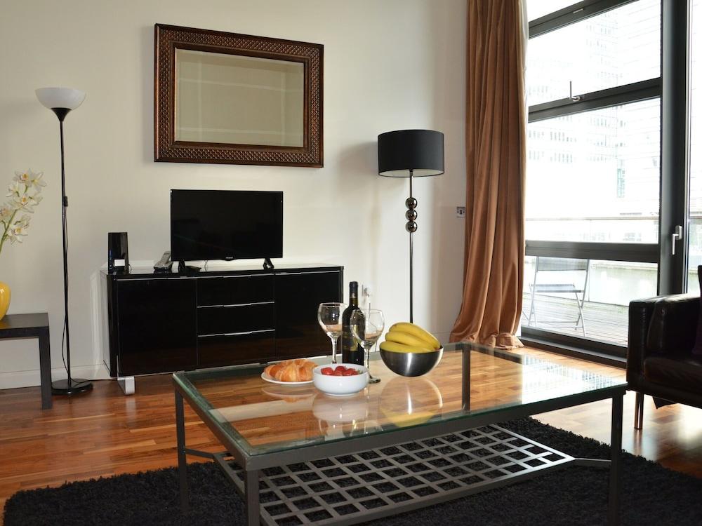 Comfortable Apartment in London With Balcony - Living Room