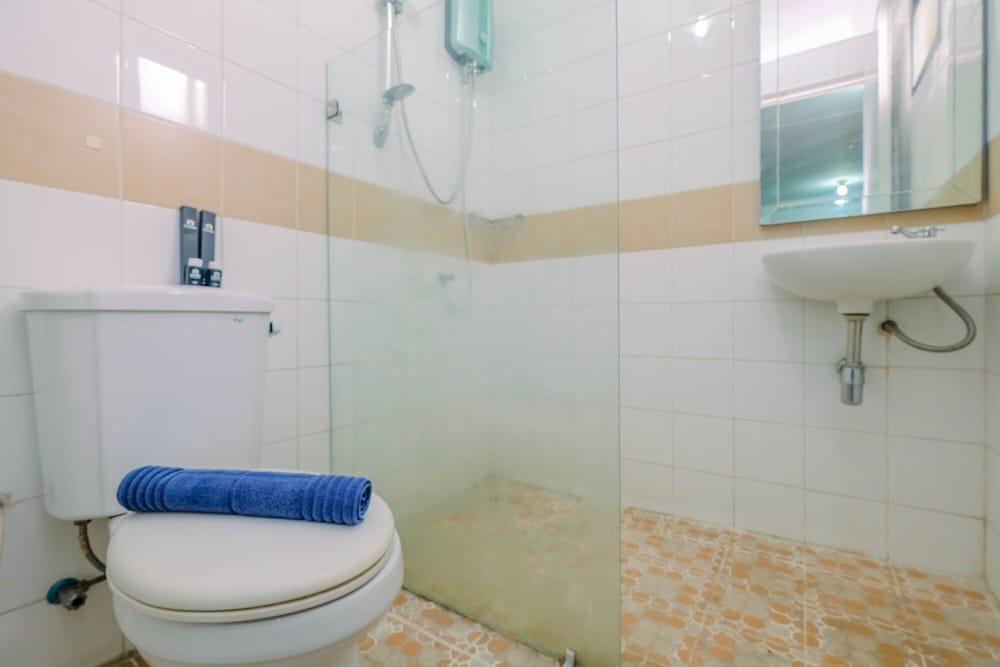 Elegant Studio Apartment @ Metropark Condominium Jababeka - Bathroom