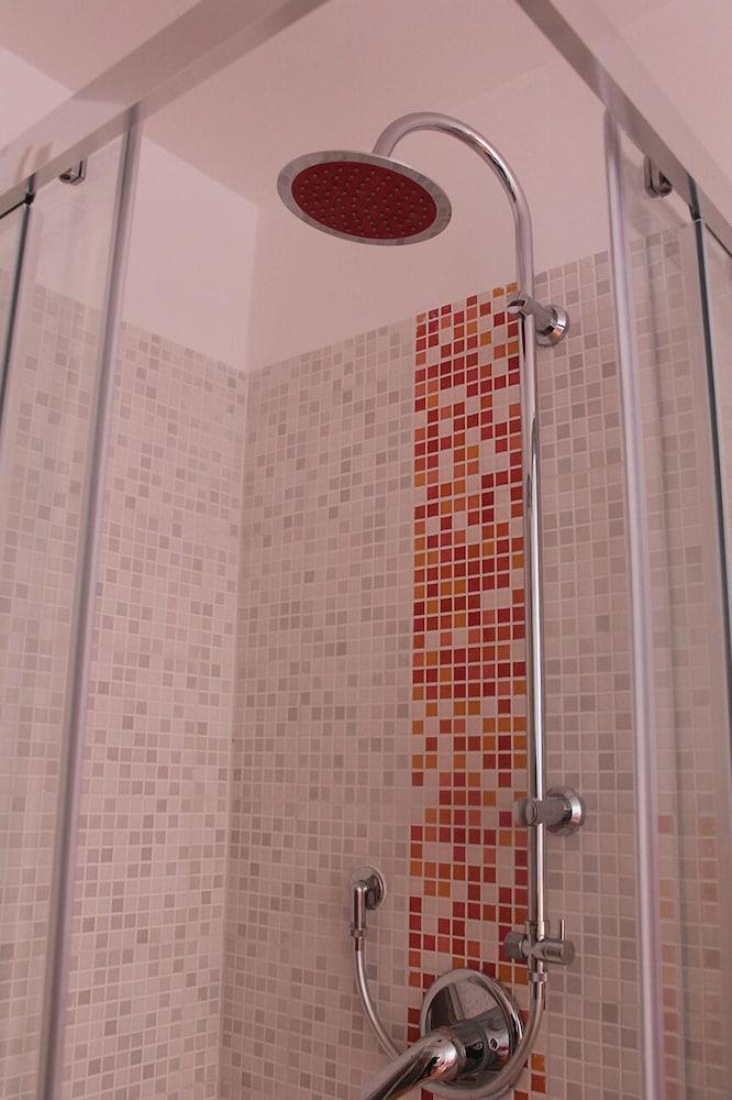 برونوز هاوس - Bathroom Shower