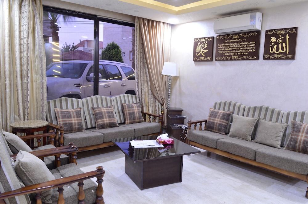 Al Jamal Hotel Suite - Lobby Sitting Area