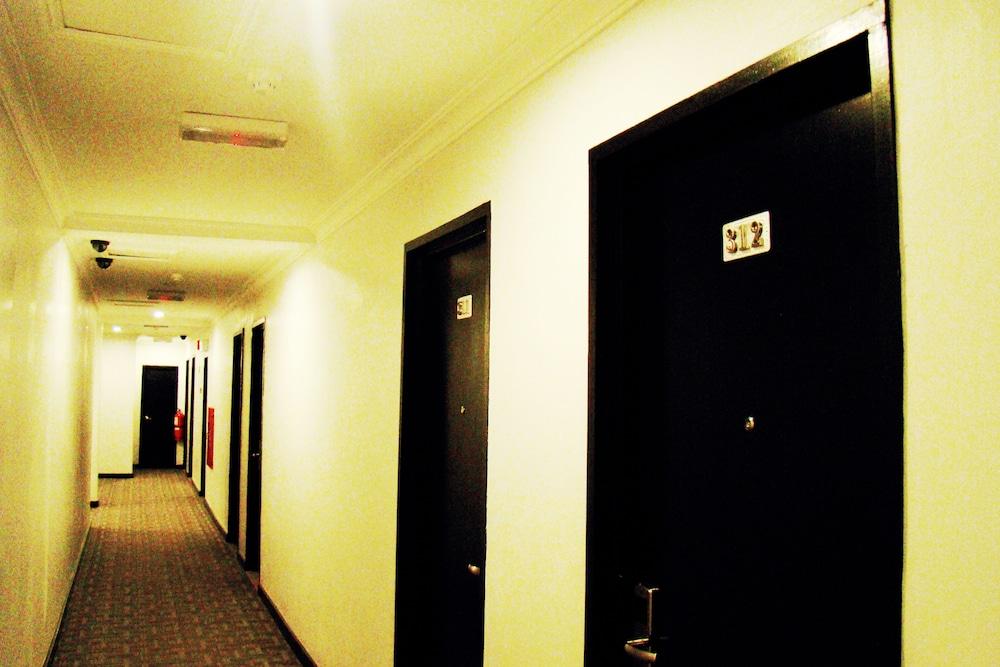 Adel Hotel - Hallway