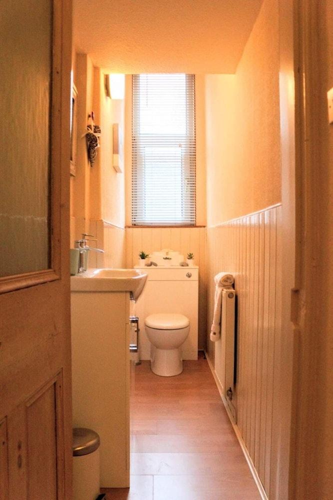 Cosy & Modern Apartment in Central Edinburgh - Bathroom