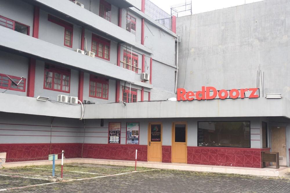 RedDoorz Plus near RSCM Jakarta - Exterior