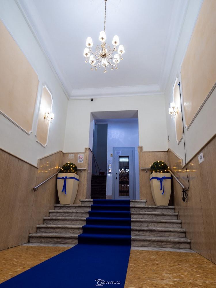 Hotel Suite Caesar - Interior Entrance