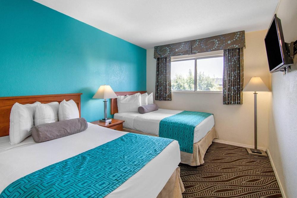 Howard Johnson Suites by Wyndham San Diego Chula Vista/BayFt - Room