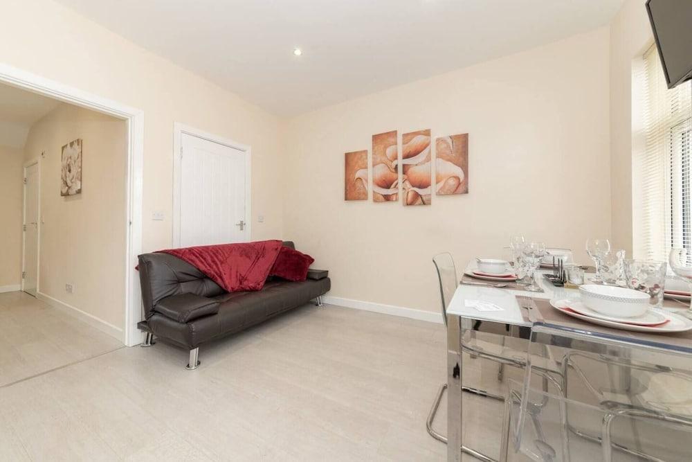 Homely Spaces Large 2-bed Apartment in Bedford - Interior