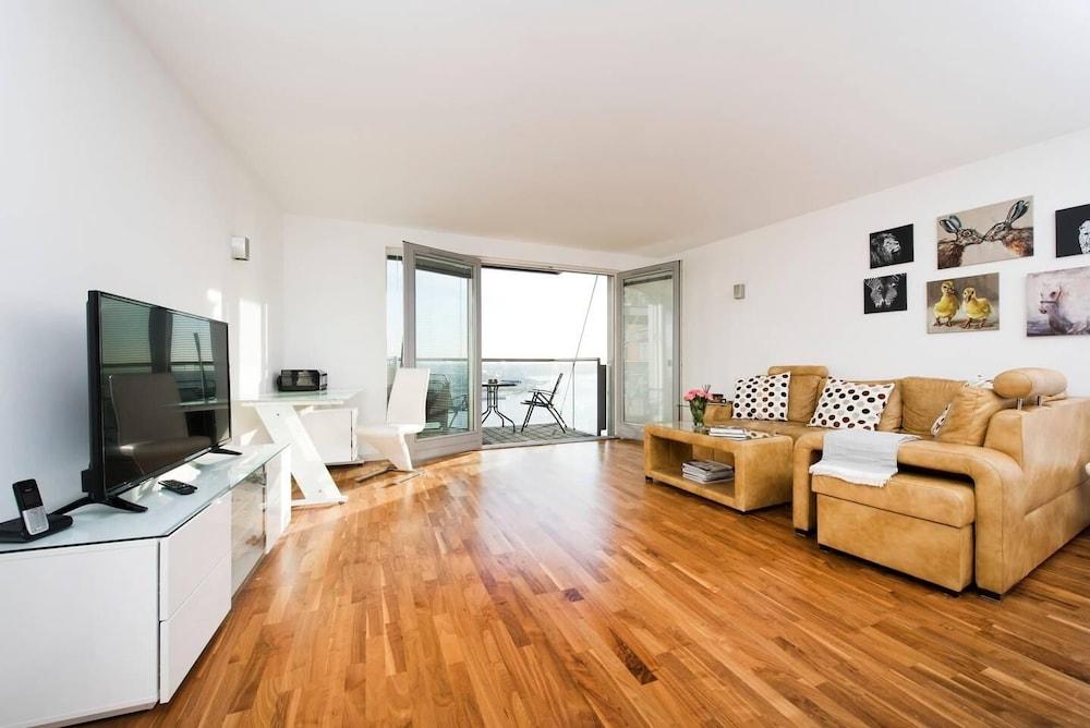 Modern 2BR Flat With Thames View - Living Room