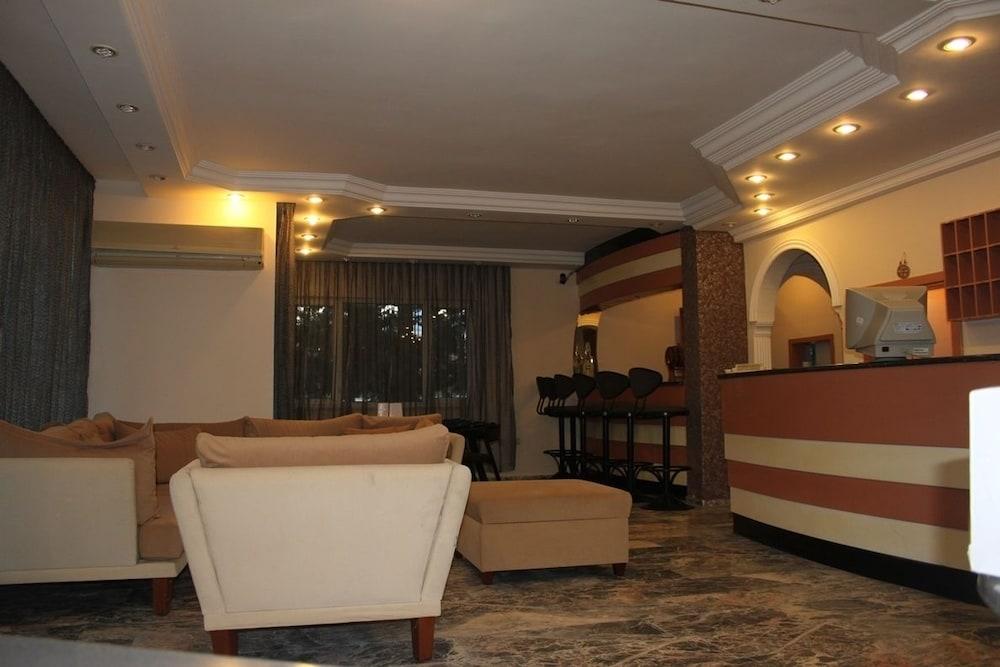 Villa Granada Hotel - Lobby Sitting Area