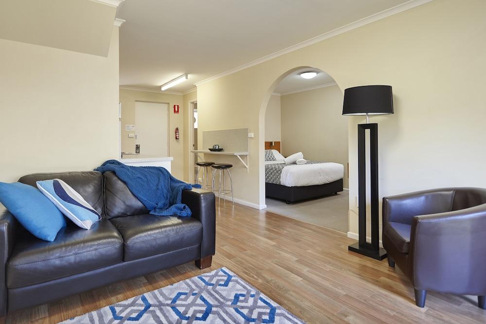 Elphin Motel & Serviced Apartments - Room
