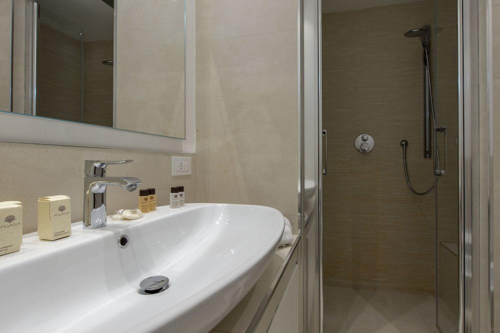 Bnbutler - Wagner Apartment - Corso Vercelli - Bathroom Sink