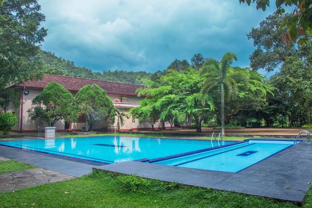Randiya Epiliyagoda Resort - Outdoor Pool