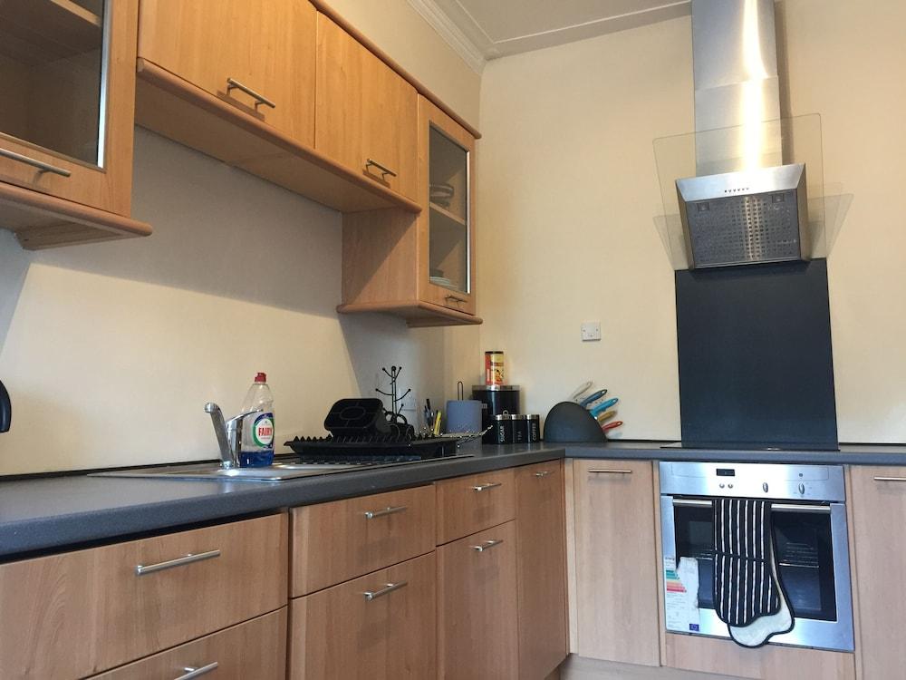 Great location 1 Bedroom Scotstoun Flat - Private kitchen