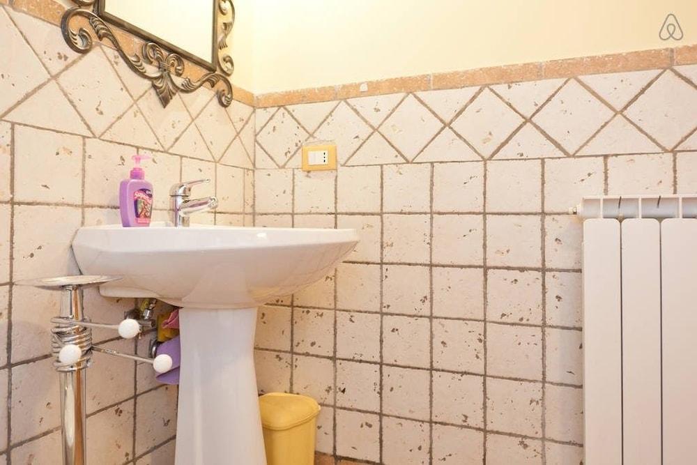 Home2Rome - Trastevere Mercanti I - Bathroom Sink