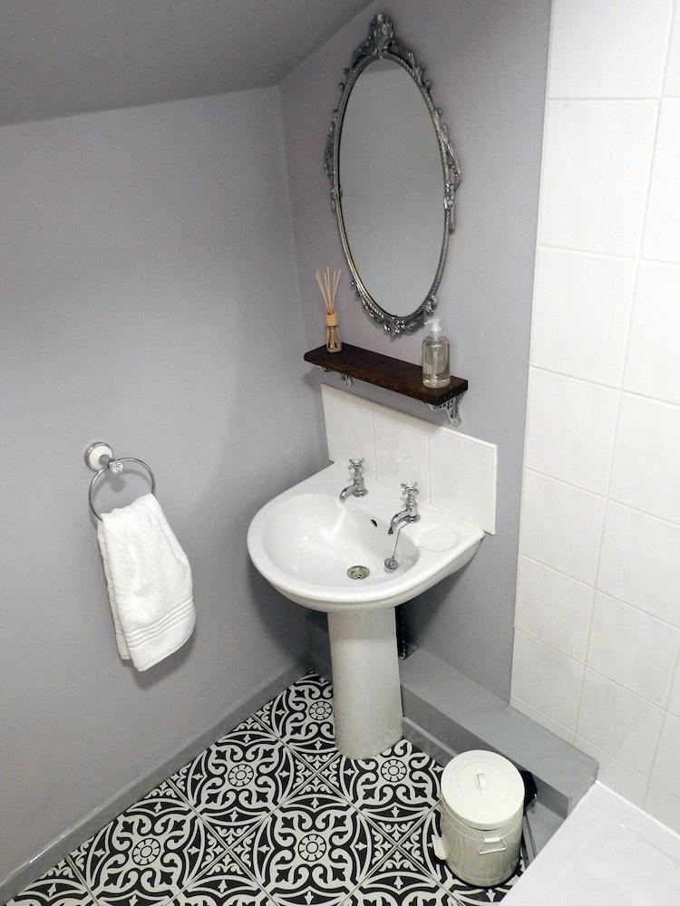 Heatopia Apartment - Bathroom
