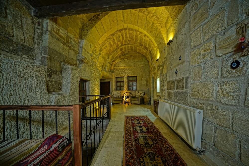 Castle Cave Hotel - Lobby