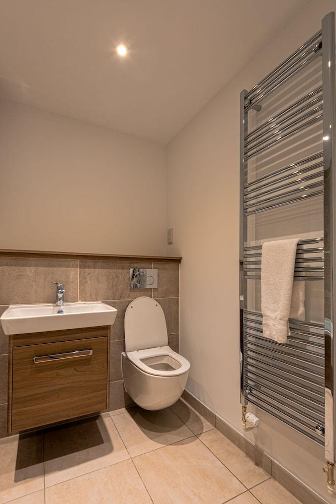 Roomy Comfortable Apartment - Bathroom