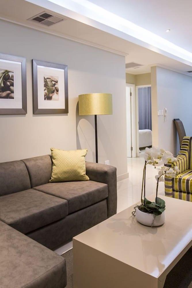 Savannah Park Luxury  Apartments - Living Room