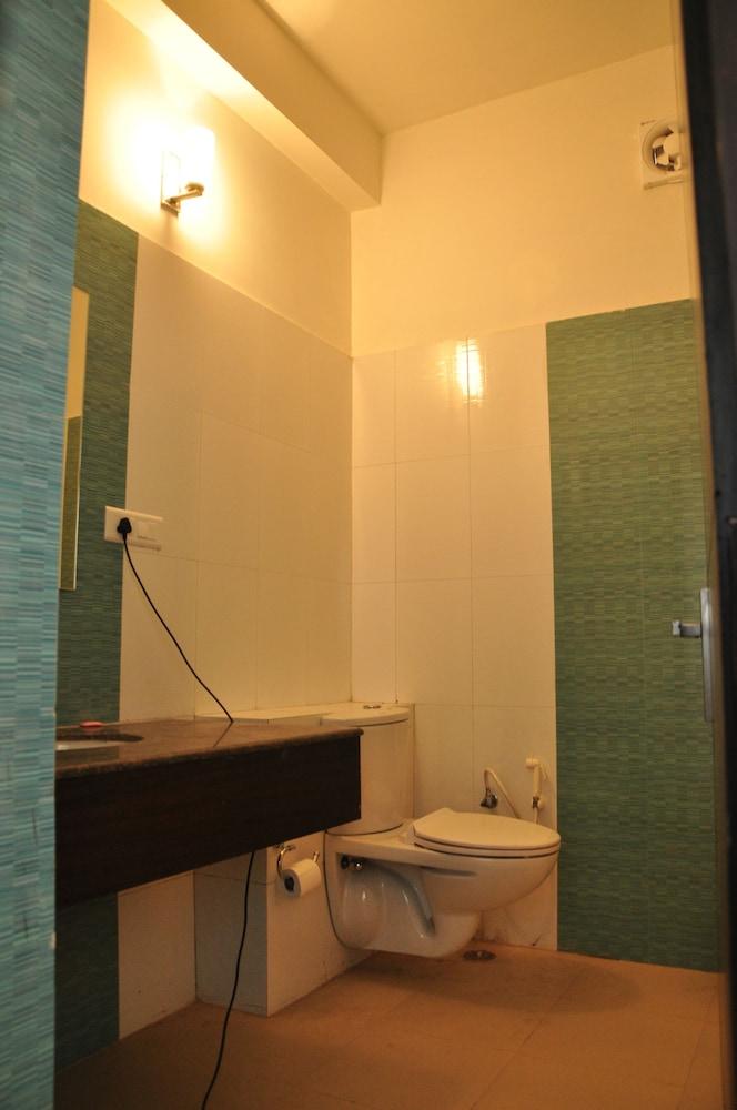 Madhu Resorts - Bathroom