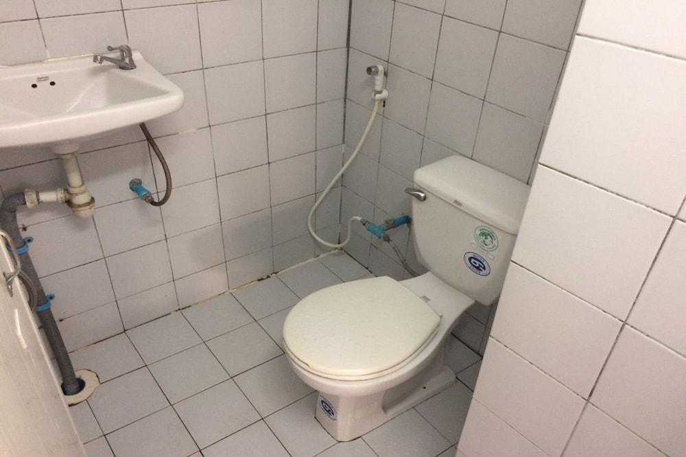 NR Guesthouse - Bathroom