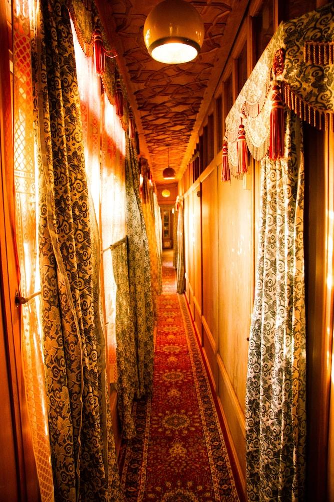 Kharpalace group of houseboats - Interior Detail