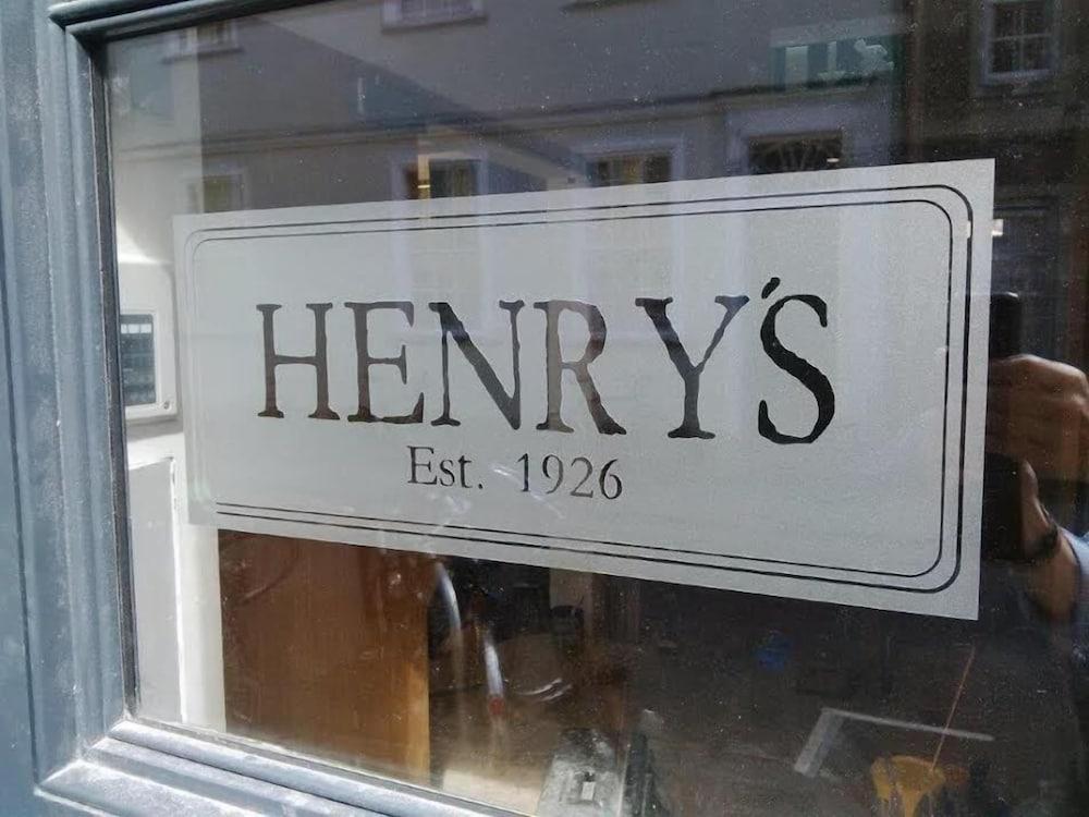 Henry's - Exterior