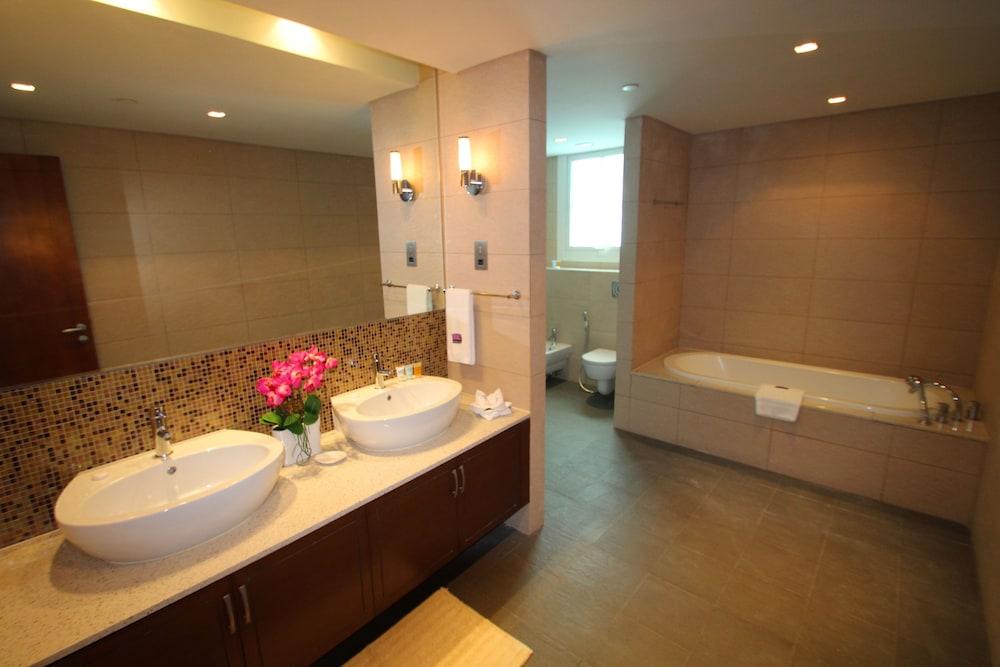 Kennedy Towers - Marina Residences 6 - Bathroom