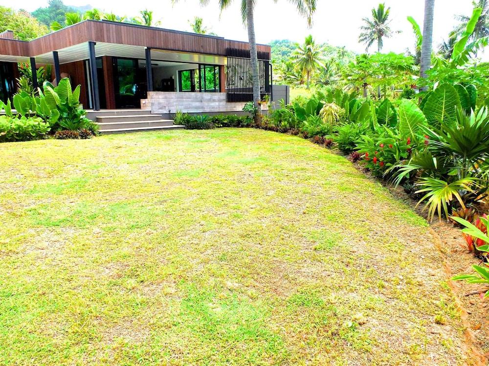 Pacific Palms Luxury Villa - Property Grounds