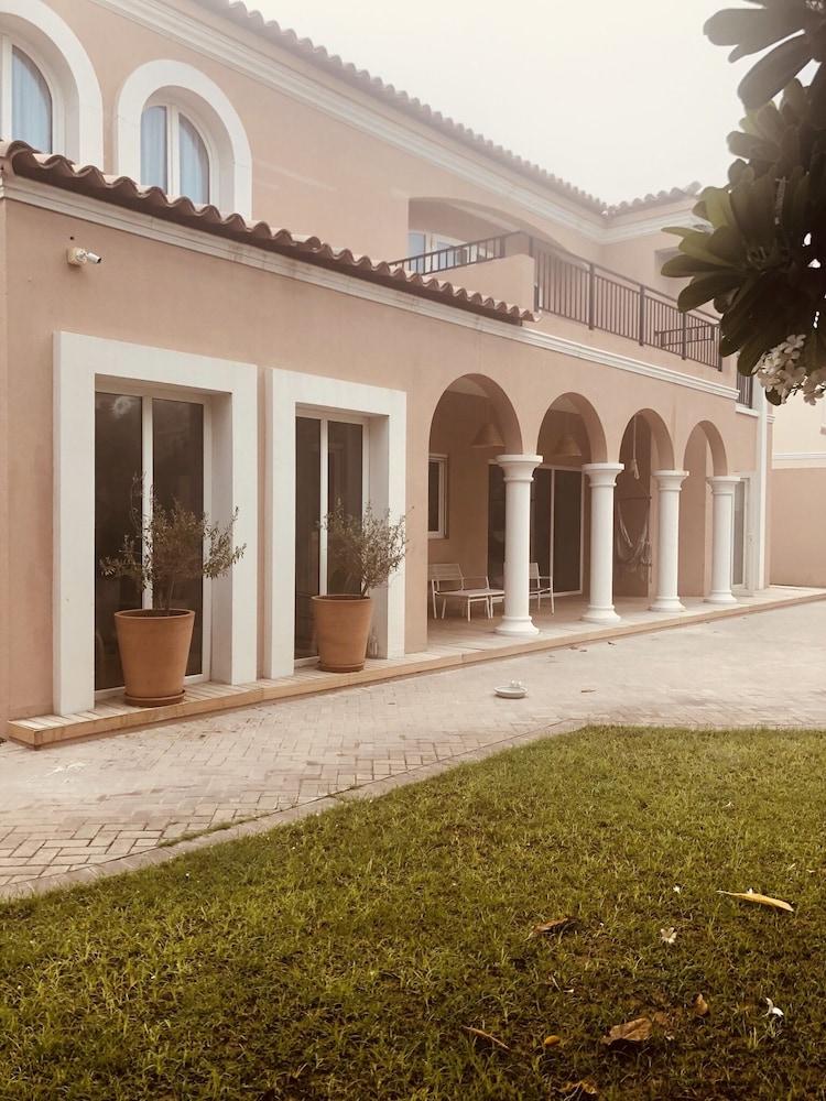 Impeccable 5 Beds Villa in Dubai - Featured Image