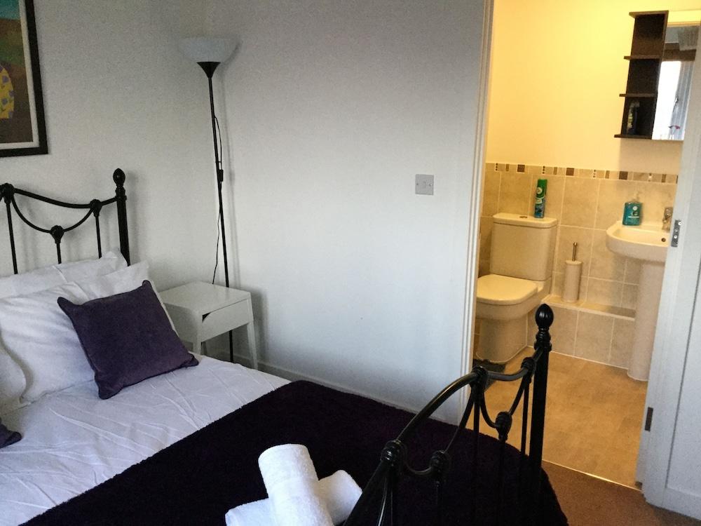 Two Bedroom Apartment in Basildon - Room