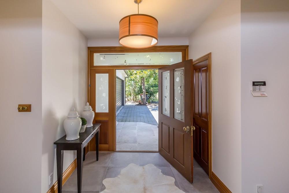 Bond Estate Luxury Accommodation - Interior Entrance