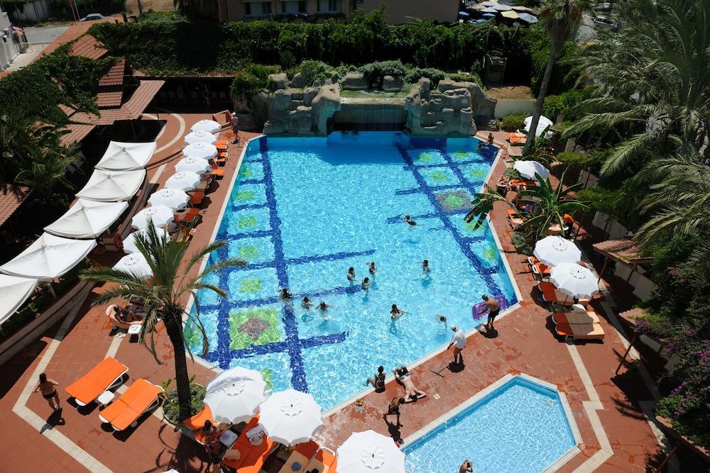 Elegance Hotels International - Outdoor Pool