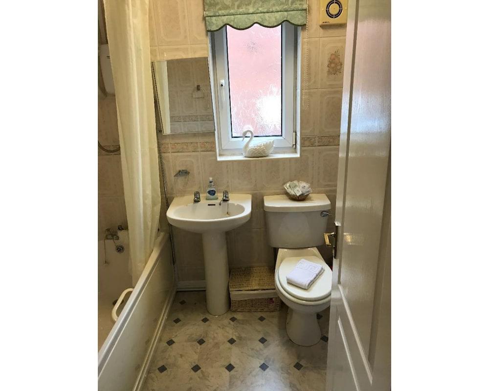 42 Beaumont Rise Rental - Worksop - Bathroom