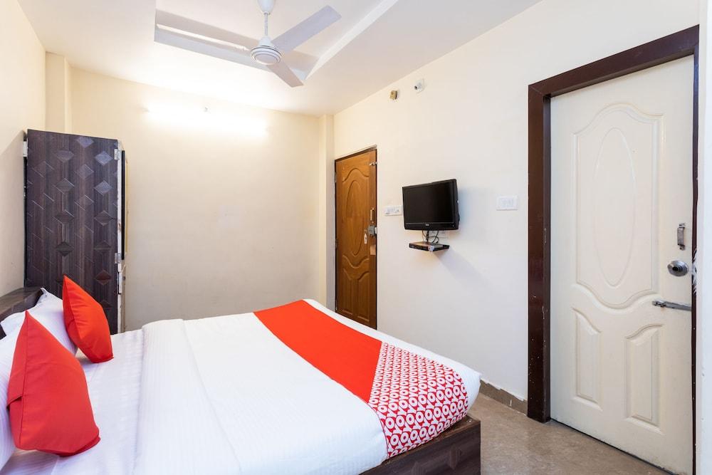 OYO 36211 Hotel Padma Palace - Room