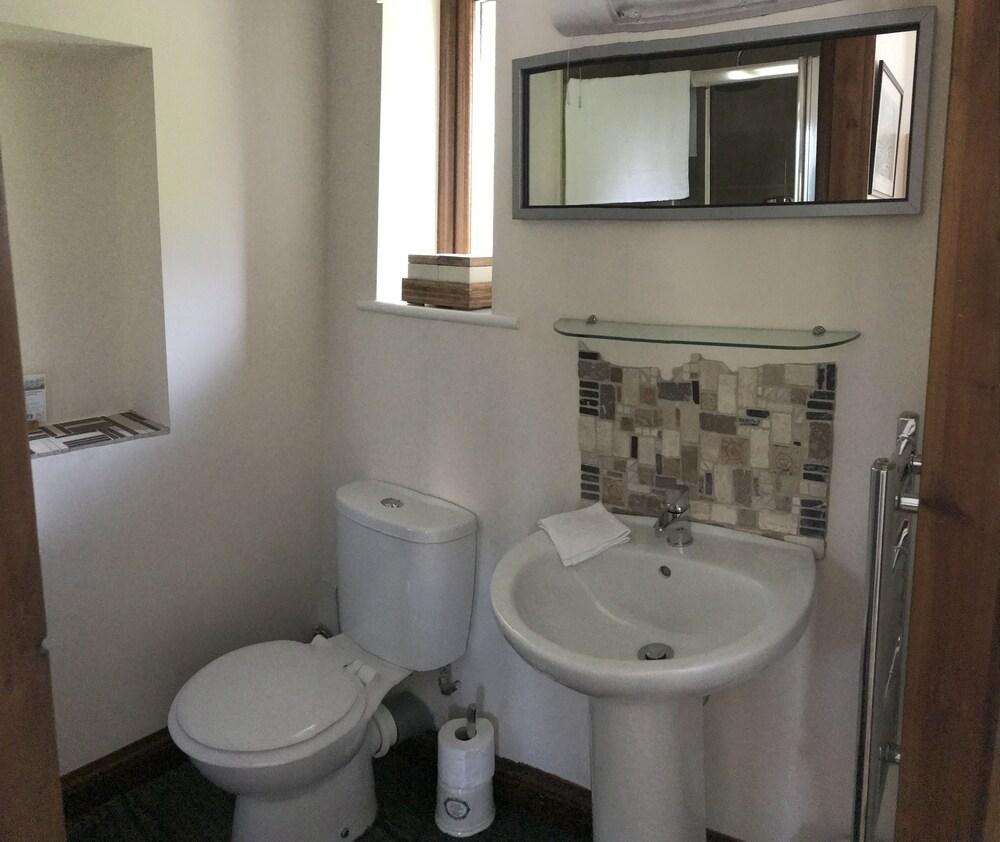 Cysgod y Coed Self Catering Accommodation - Bathroom