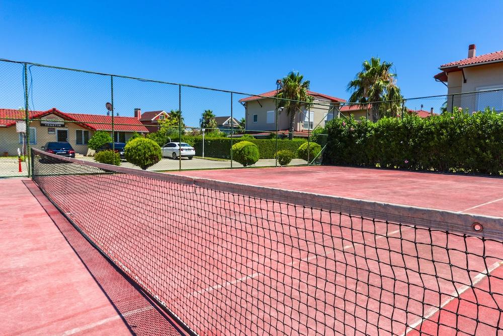 بارادايس تاون فيلا بريميوم - Tennis Court