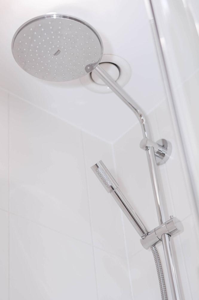 Dream Apartments Moorfields - Bathroom Shower