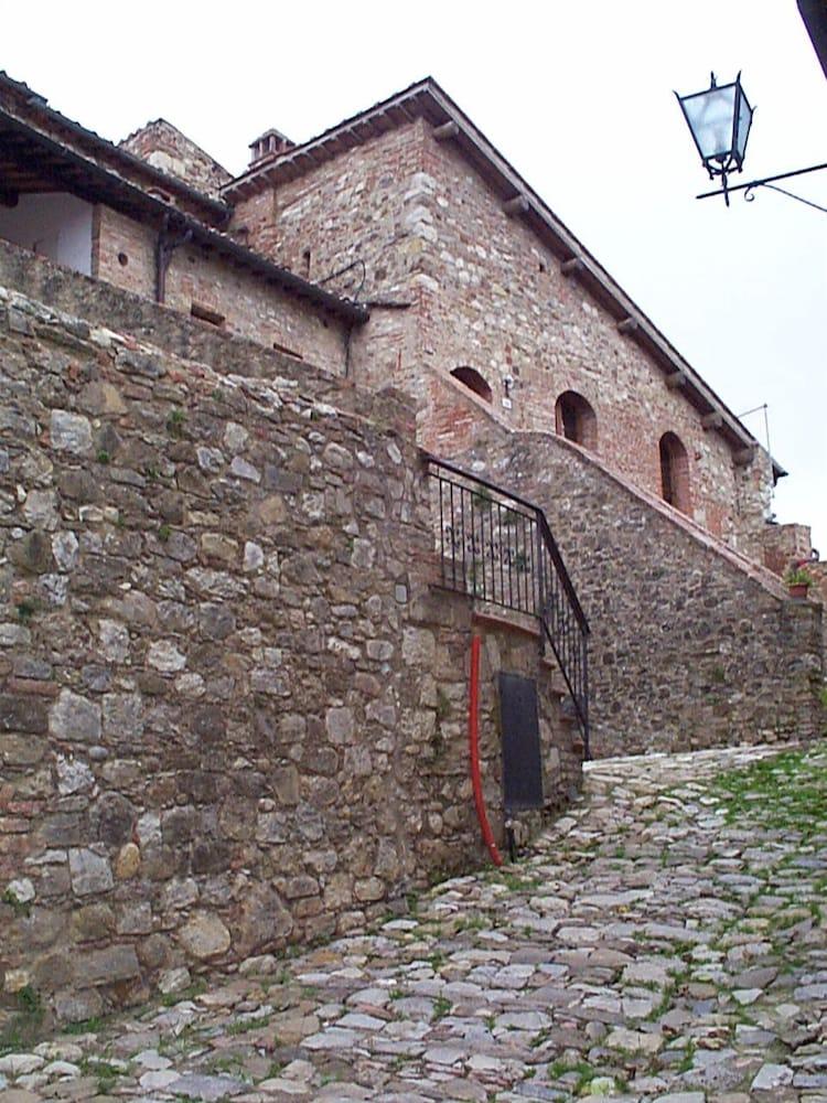 Castello di Monteliscai - Property Grounds