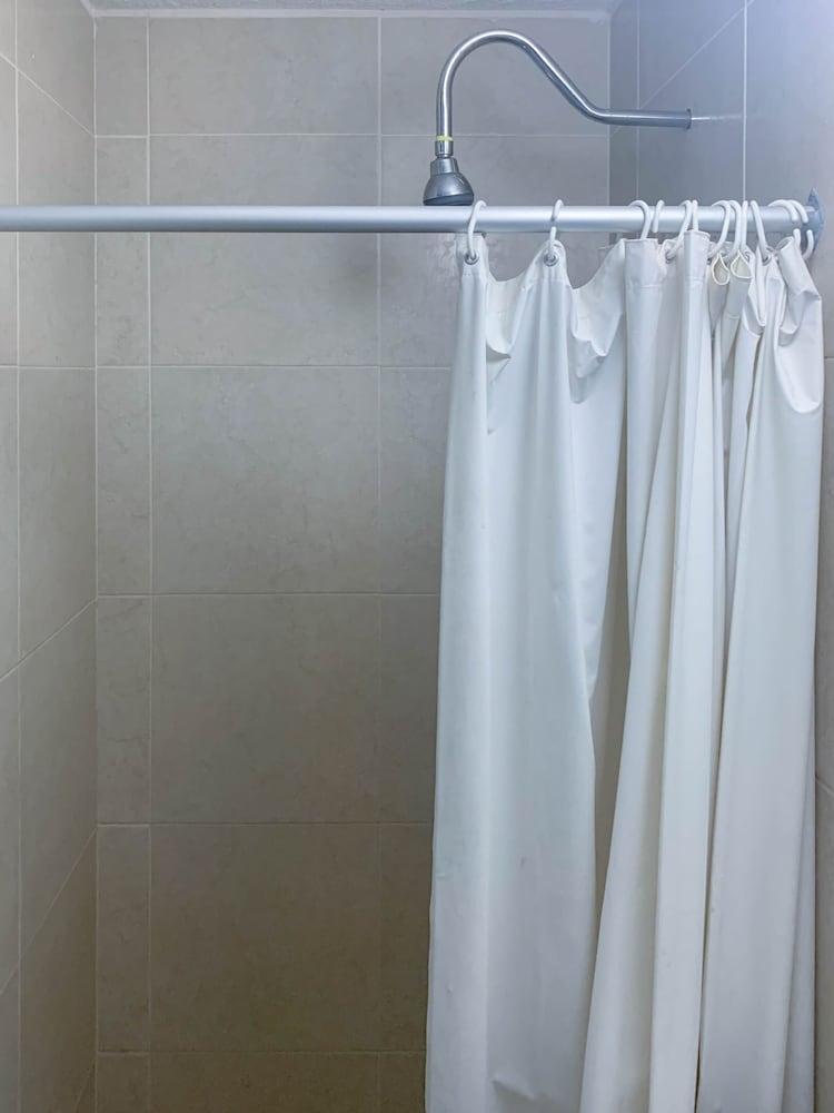 Hotel Vagabundo Plaza del Sol - Bathroom Shower