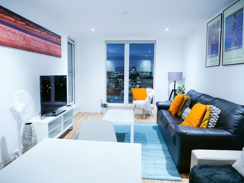 Bright 2BR Apartments Quays - Featured Image