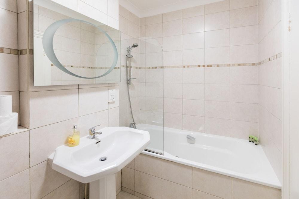 Belgravia Apartments - Grosvenor Gardens - Bathroom