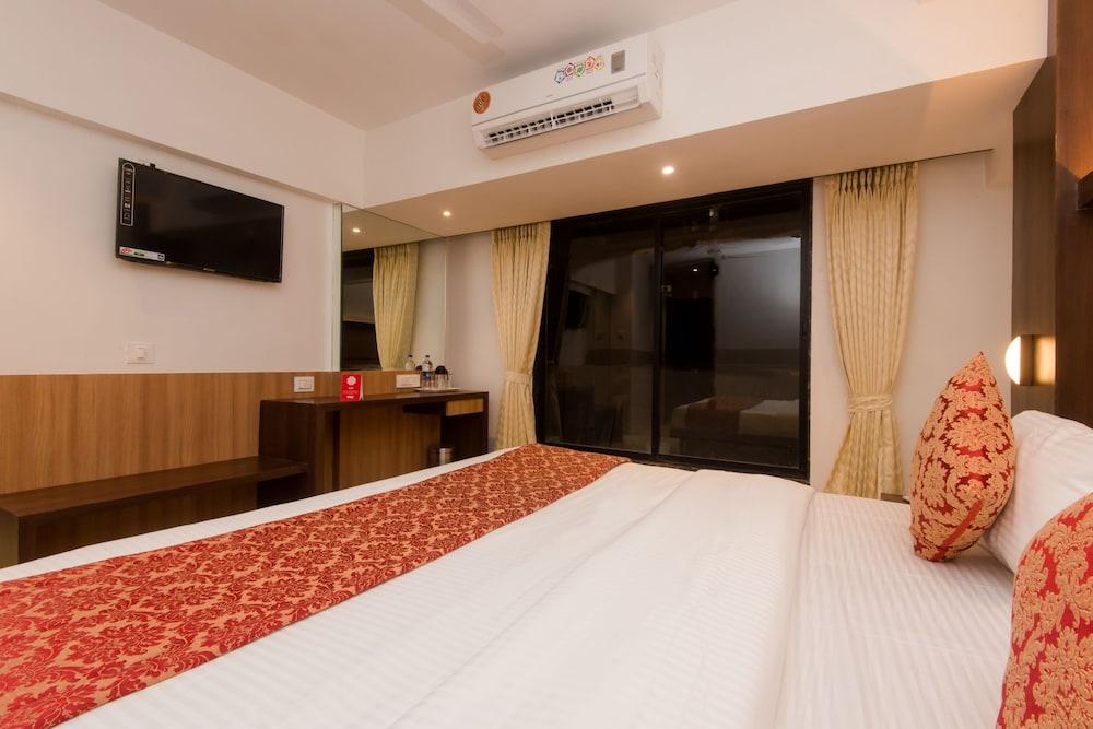 OYO 10649 Hotel Mourya Residency - Guestroom