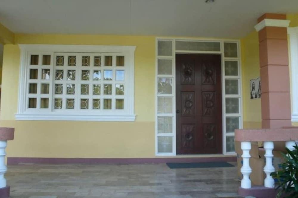 Sarmiento Guest house - Exterior