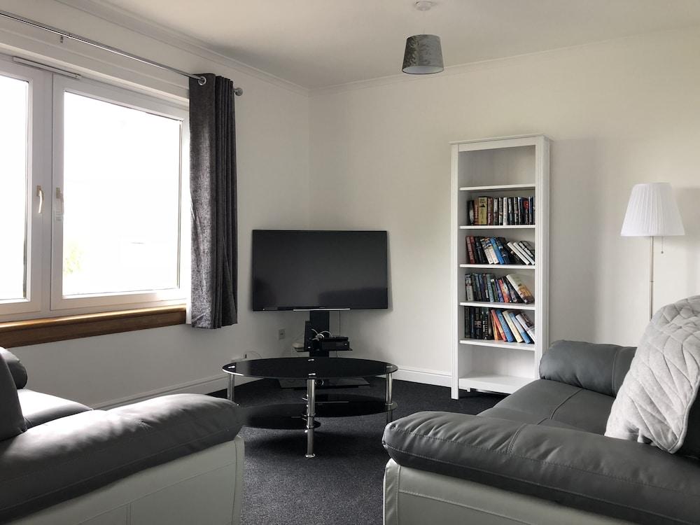 Dysart Sea View Apartment - Living Room