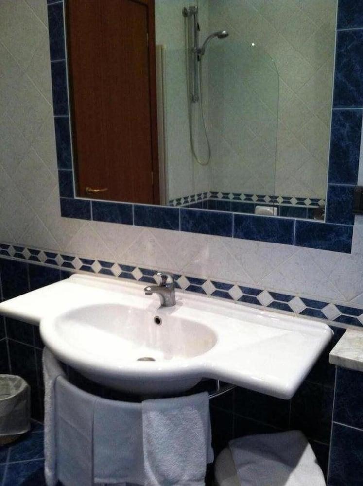 أوتل إل تشينيو - Bathroom Sink