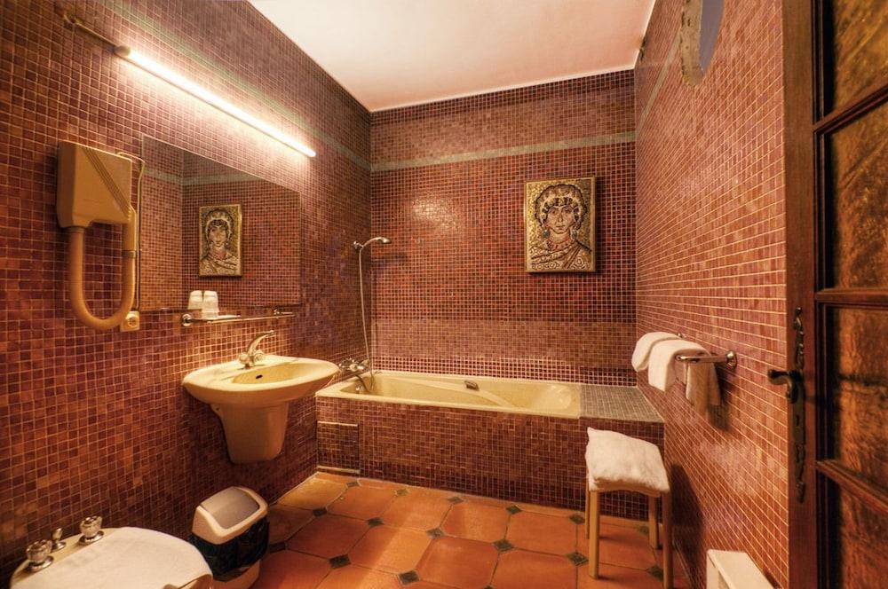 Hôtel Restaurant Les Arcades - Bathroom