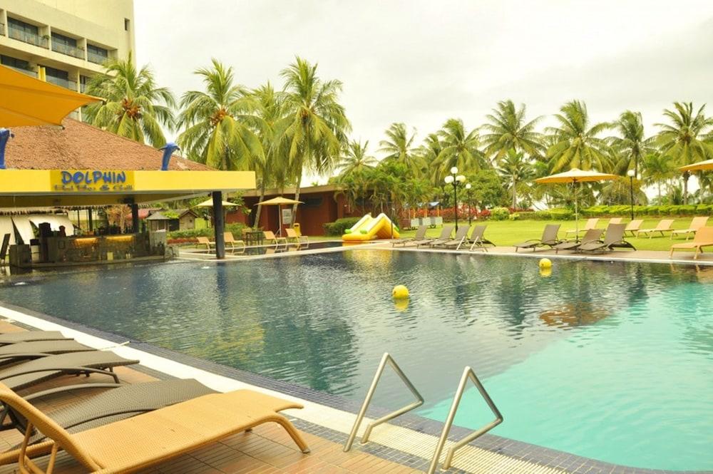 Batam View Beach Resort - Outdoor Pool
