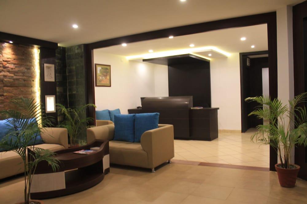 Munnar Tea Hills Resort - Lobby Sitting Area