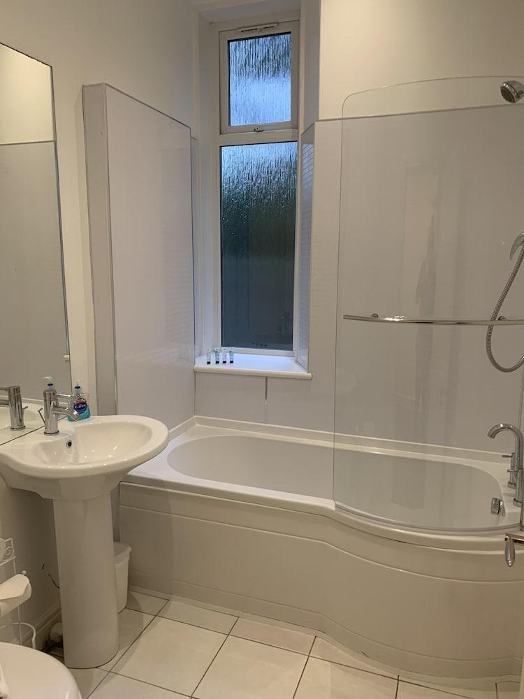 Aberdeen Serviced Apartments - The Lodge - Bathroom