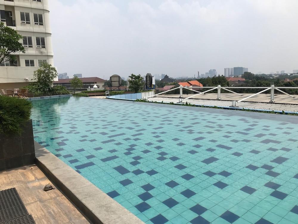 Fancy And Nice 2Br At Cinere Bellevue Apartment - Pool
