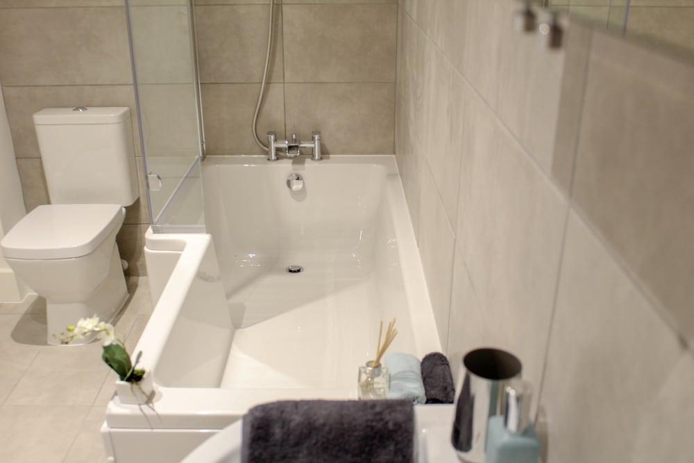 Mercia Apartment Bedford - Bathroom